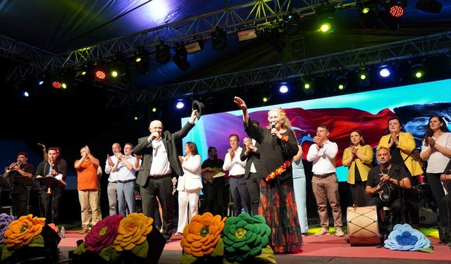 Tekirdağ'da 32. Ayçiçek Festivalinde Suzan Kardeş konser verdi