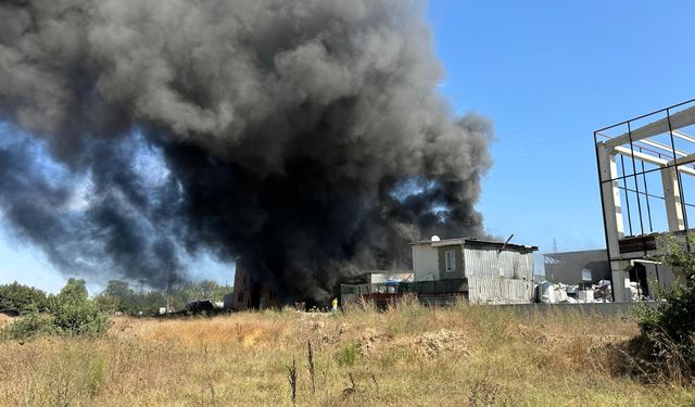 Tekirdağ'da geri dönüşüm tesisinde çıkan yangına müdahale ediliyor