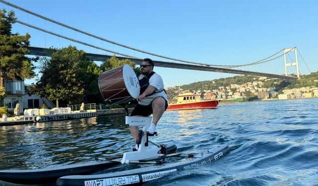 Tekirdağlı müzisyen deniz bisikleti kullanırken davul çaldı