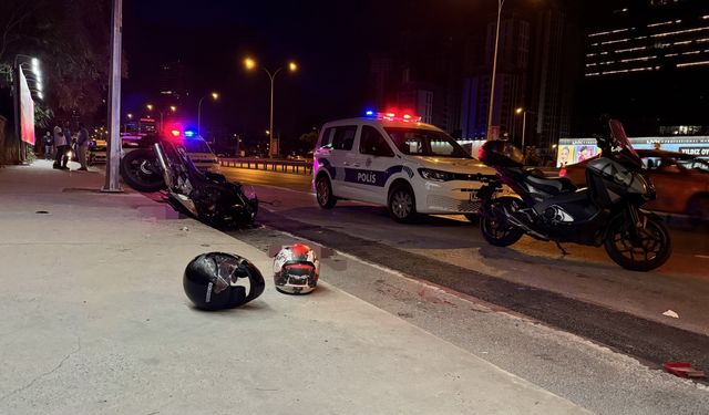 Üsküdar'da motosiklet İBB aracına çarptı: 1'i ağır 2 yaralı