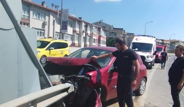 Yalova'da demir bariyerlere çarpan otomobildeki kadın sürücü yaralandı