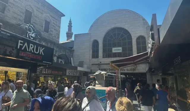 Bursa Kapalı Çarşı yoğunluğu ile dikkat çekti