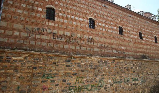 630 yıllık külliyeyi resim defterine çevirdiler