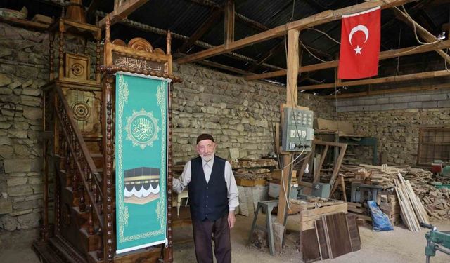 92 yaşında ücretsiz yaptığı minberleri dört bir yana gönderiyor