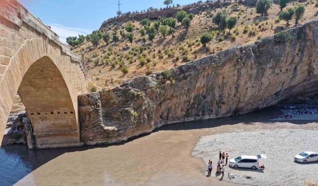 Açılan HES kapakları piknikçileri mahsur bıraktı