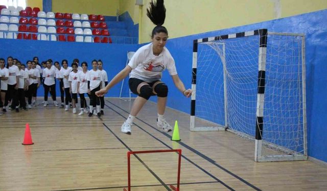 Ağrı’da Fabrika Voleybol Okulu açıldı