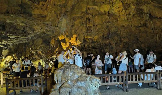 Alanya’da şifa kaynağı mağara yerli ve yabancı turistlerin akınına uğruyor