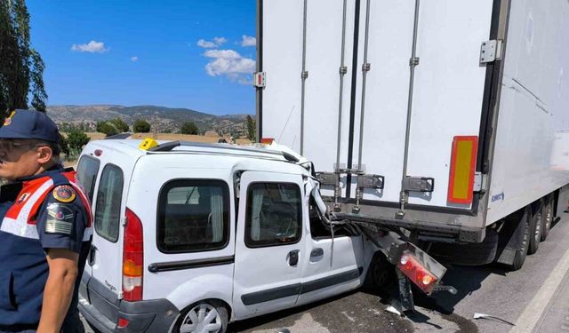 Amasya’da hafif ticari araç tıra çarptı: 1 ölü