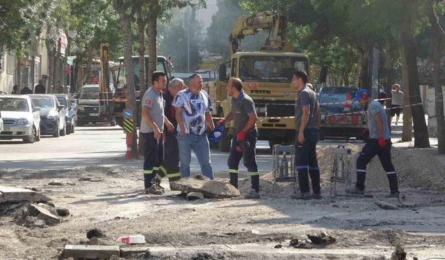 Asfalt çalışması sırasında doğal gaz boru hattında sızma ekipleri alarma geçirdi