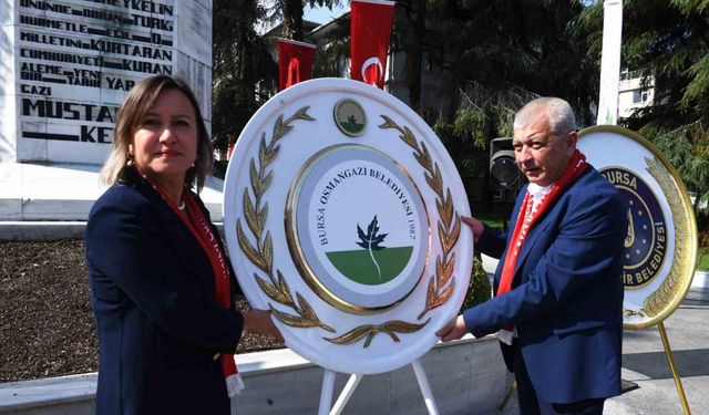 Atatürk’ün Cumhurbaşkanı olarak Bursa’ya gelişinin 100. yılı anısına çelenk sunumu yapıldı