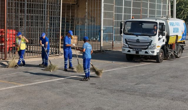 Aydın Büyükşehir Belediyesi Acarlar Hali’nde detaylı temizlik çalışması gerçekleştirdi