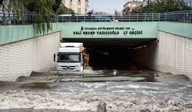 Bahçelievler Recep Yazıcıoğlu altgeçidini su bastı araçlar mahsur kaldı