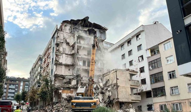 Bahçelievler’de bir binanın yıkım çalışması sırasında yanındaki bina zarar gördü