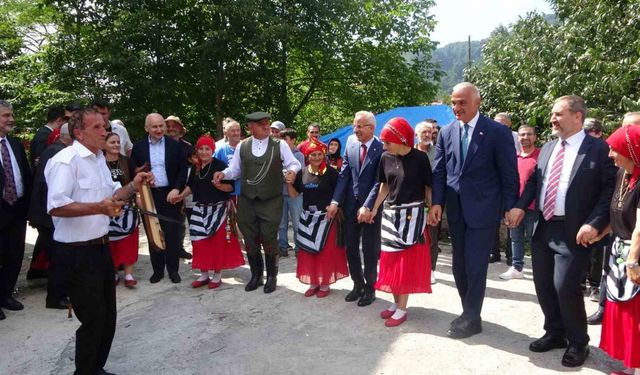 Bakanlar Uraloğlu ve Ersoy, Trabzon’daki turizm noktalarını inceledi, vatandaşlarla horon oynadı