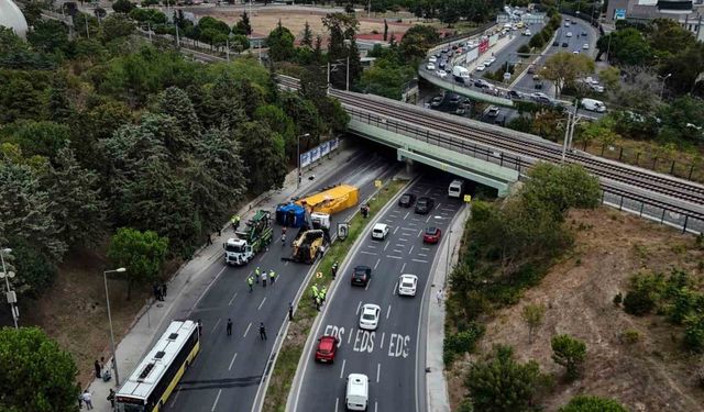 Bakırköy’de alt geçide çarpan tır İETT otobüsünün üzerine devrildi 8 yaralı