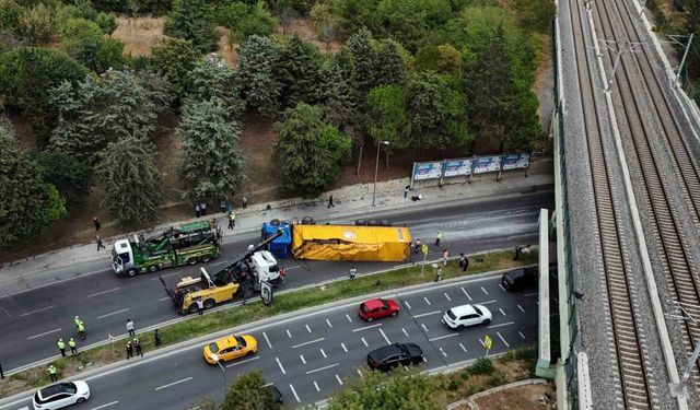 Bakırköy’de alt geçide çarpan tır vinç yardımıyla çekildi