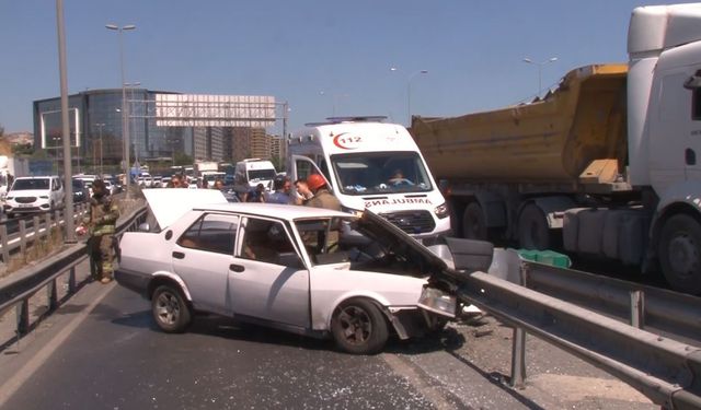 Bakırköy’de araç bariyerlere ok gibi saplandı: 2 yaralı