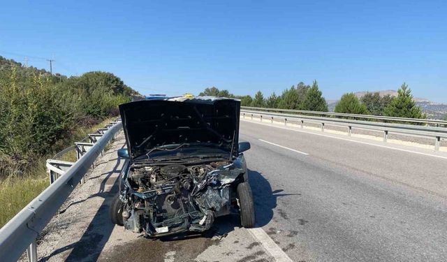 Bariyerlere çarpan otomobilde ikisi çocuk 4 kişi yaralandı