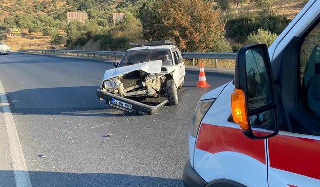 Bariyerlere çarpan otomobilin sürücüsü yaralandı