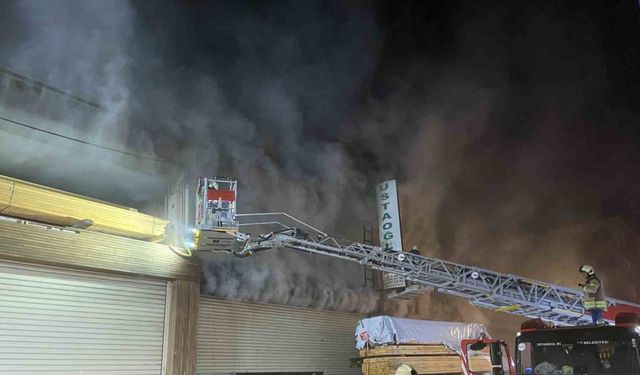 Başakşehir’de 2 katlı mobilya imalathanesinde korkutan yangın