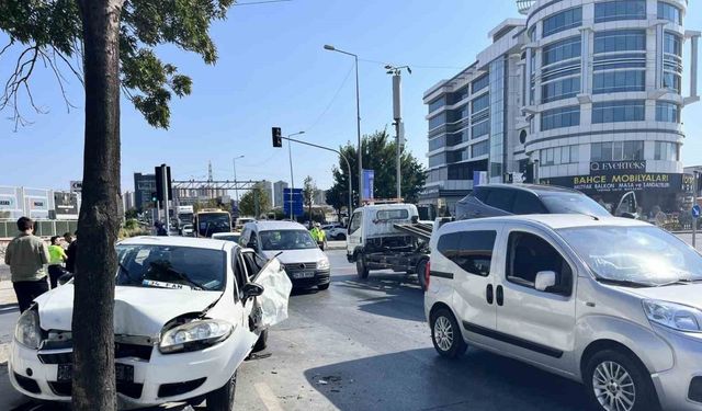 Başakşehir’de iki aracın karıştığı kazada 1’i ağır 4 kişi yaralandı