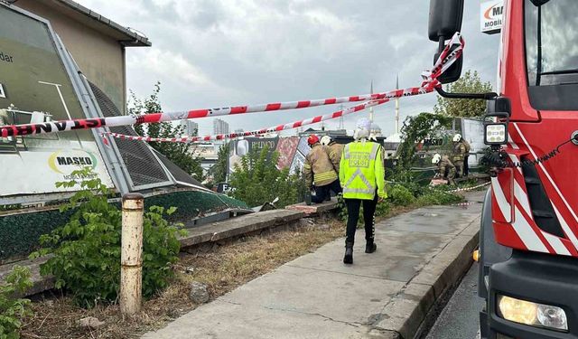 Başakşehir’de kontrolden çıkan kamyonet 5 metre yükseklikten siteye düştü