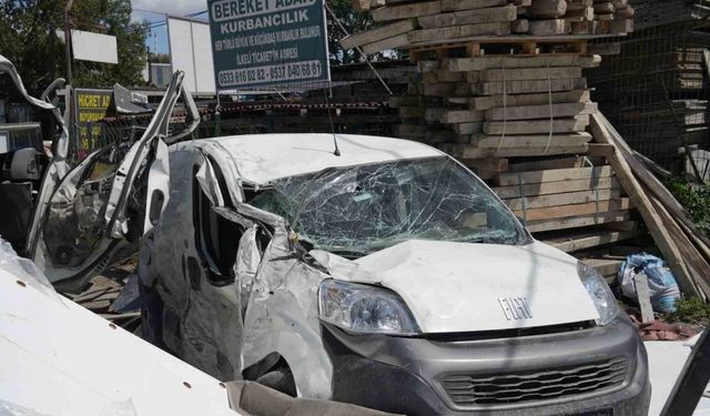 Başakşehir’de kontrolden çıkan kamyonet dehşet saçtı: 2 yaralı