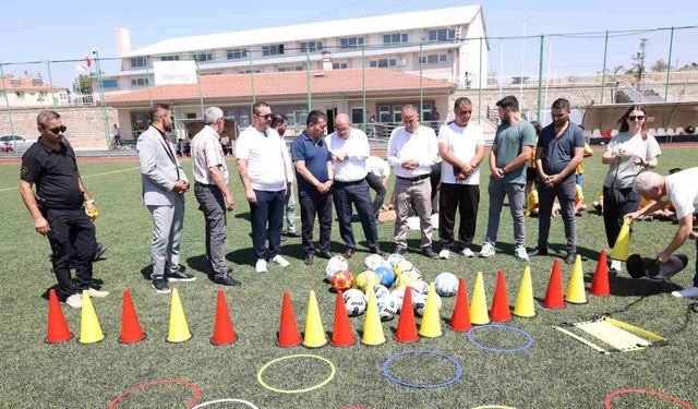 Başkan Metin sözünü tuttu: Çocuklar antrenman malzemelerine ve formalarına kavuştu