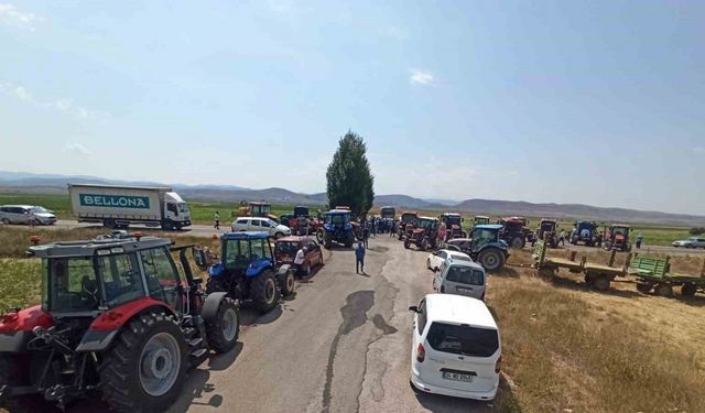 Bayburt’ta tarlalarını sulayamayan çiftçiler, traktörlerle yol kapatıp eylem yaptı