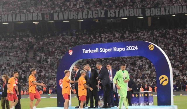 Beşiktaş, Turkcell Süper Kupa’yı düzenlenen törenle aldı