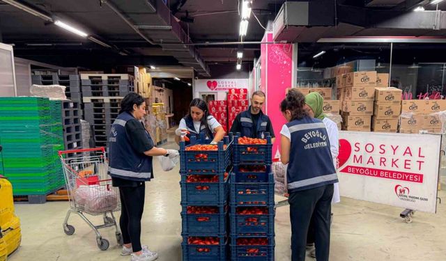 Beyoğlu Belediyesi 25 ton domatesi vatandaşlara ücretsiz olarak dağıttı