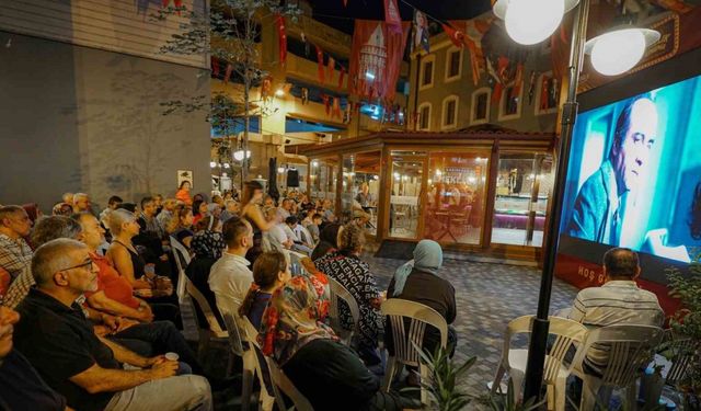 Beyoğlu’nun emeklileri açık hava film gösterimi ile nostalji yaptı