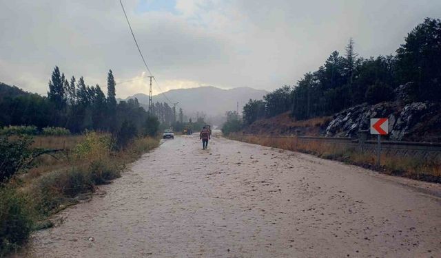 Beyşehir’de sağanak sele neden oldu, karayolu ulaşıma kapandı