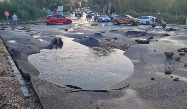 Bodrum’da ana isale hattı patladı: Yolda dev çukur oluştu