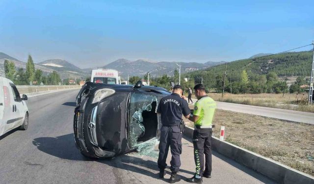 Burdur’da kontrolden çıkan otomobil refüje çarpıp devrildi: 1 yaralı