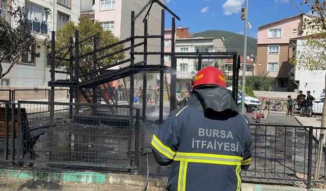 Bursa’da çocuk parkı alevlere teslim oldu