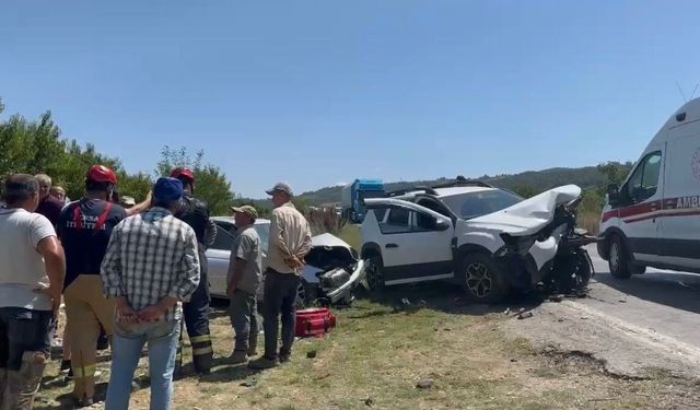 Bursa’da iki otomobil kafa kafaya çarpıştı: 5 yaralı