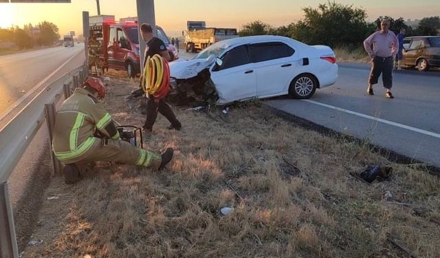 Bursa’da kazada can pazarı: Elektrik direğine çarpan otomobilin sürücüsü sıkıştı