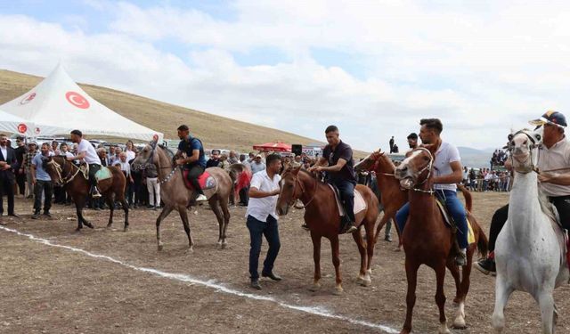 Çat’ta at yarışlarına yoğun ilgi