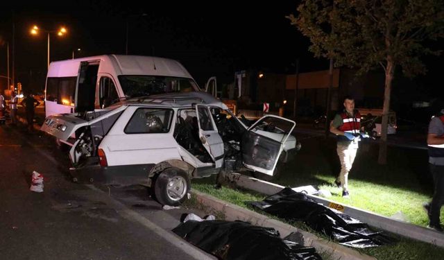 Denizli’de işçi minibüsü ile otomobil çarpıştı: 2 ölü, 10 yaralı