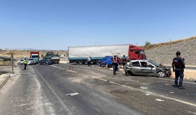 Diyarbakır’da iki tır ile otomobil çarpıştı: 1 ölü, 4 yaralı