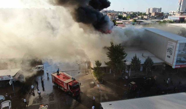 Diyarbakır’da sanayi sitesinde çıkan yangına müdahale sürüyor