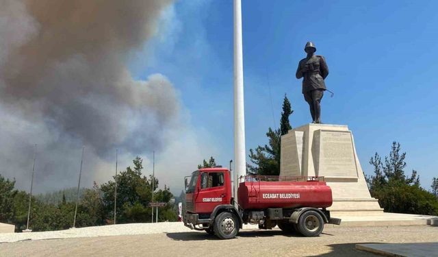 Eceabat’taki orman yangını rüzgarın etkisiyle büyüyor