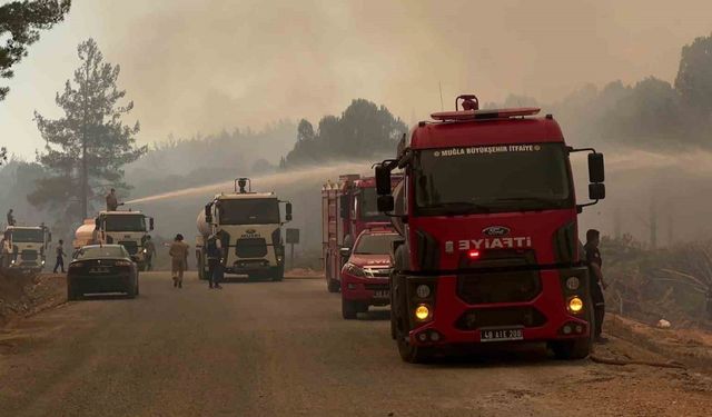 Ekipler alevlere duvar ördü, direniyor