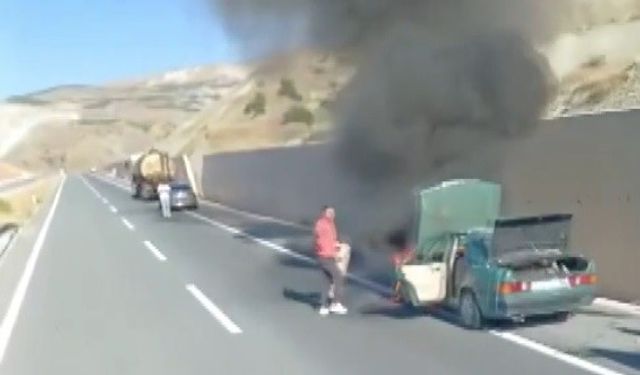 Erzincan’da Tofaş marka otomobil yandı