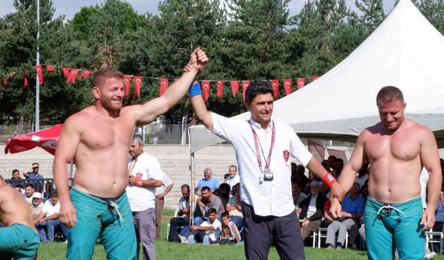 Erzurum’da karakucak güreşlerinde İsmail Balaban ve Turan Balaban kardeşler birbirine rakip oldu