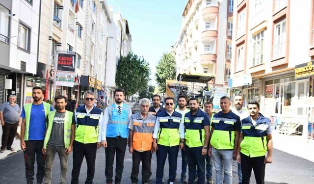 Esenyurt Belediye Başkanı Ahmet Özer, asfaltlama çalışmalarına katıldı