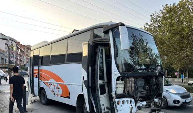 Esenyurt’ta freni patlayan servis minibüsü ortalığı birbirine kattı