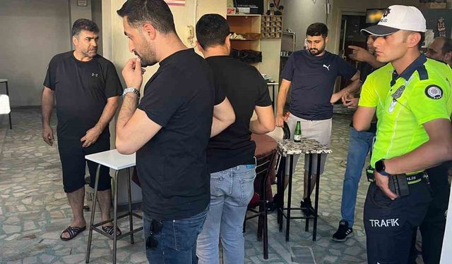 Esenyurt’ta uygulamada aracı polisin üstüne süren şahıslar kamerada