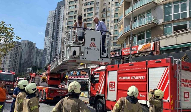 Esenyurt’ta yangında can pazarı: Camlarda kurtarılmayı beklediler